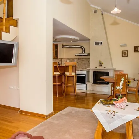 Spacious & Sunny Maisonette With Terrace Near Centre By Flаt Manаger Daire Burgaz