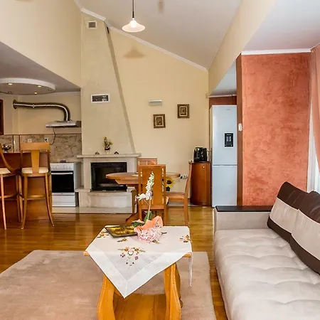 Spacious & Sunny Maisonette With Terrace Near Centre By Flаt Manаger Daire